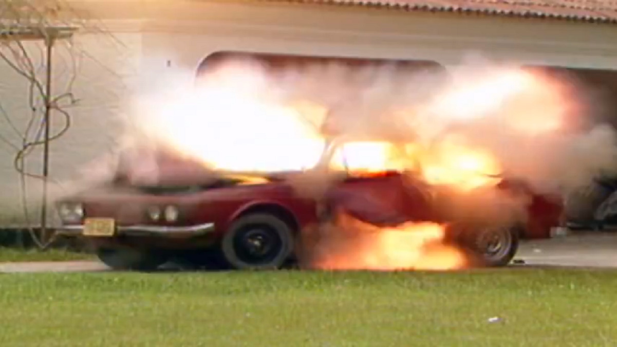 A explosão do carro de Aparício (Paulo Autran) em Sassaricando