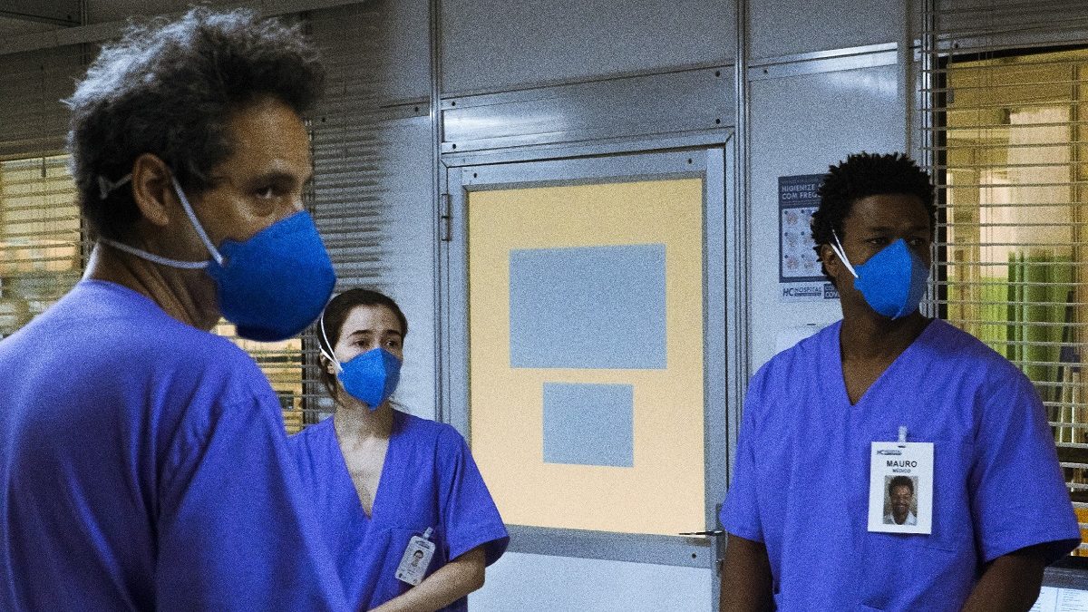 Os médicos Décio (Bruno Garcia), Carolina (Marjorie Estiano) e Mauro (David Junior), de Sob Pressão