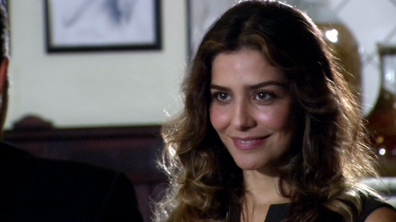 Yvone (Letícia Sabatella), de Caminho das Índias