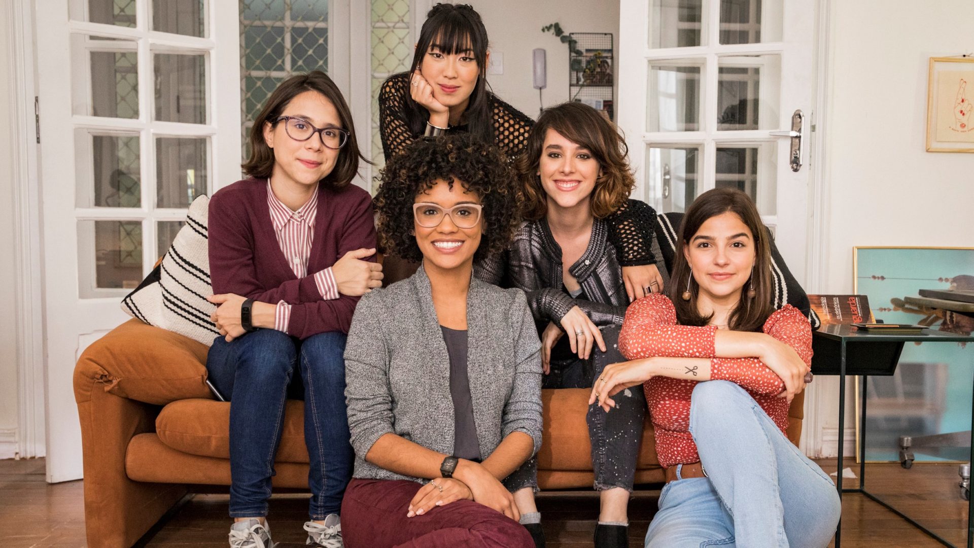 Bene (Daphne Bozaski) Tina (Ana Hikari) Ellen (Heslaine Vieira) Lica (Manoela Aliperti) e Keyla (Gabriela Medvedovski) em As Five