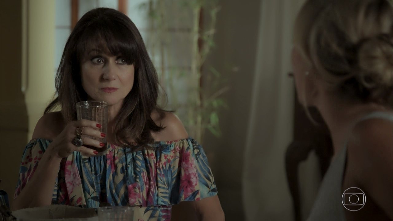 Cândida (Gisele Fróes) e Jeiza (Paolla Oliveira) em A Força do Querer