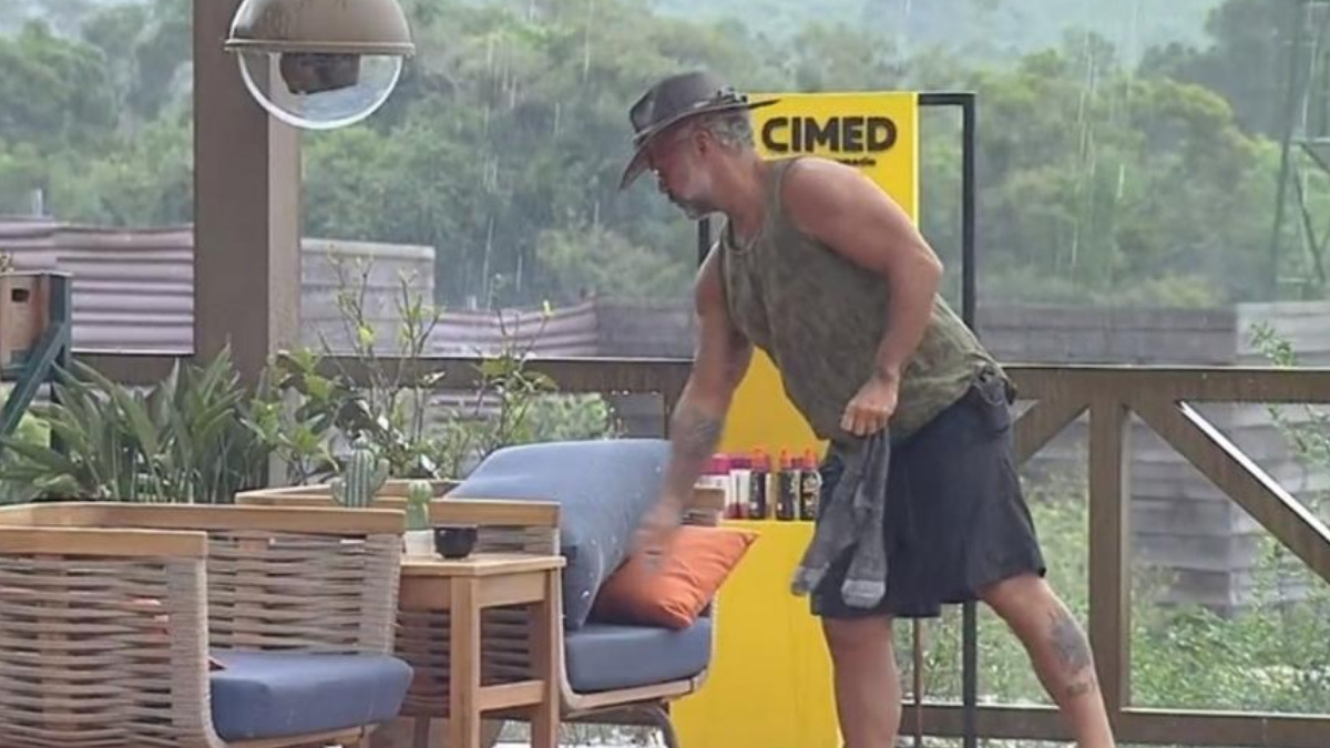 Mateus Carrieri, fazendeiro da semana, organiza a área externa durante chuva