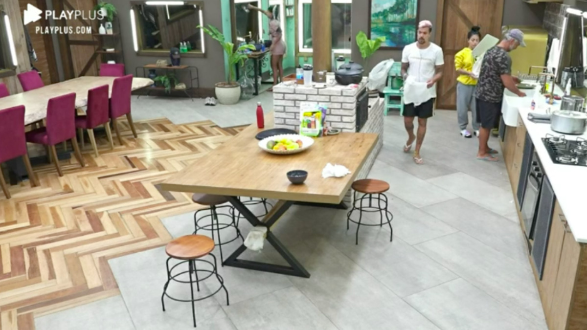 Peões na cozinha da sede