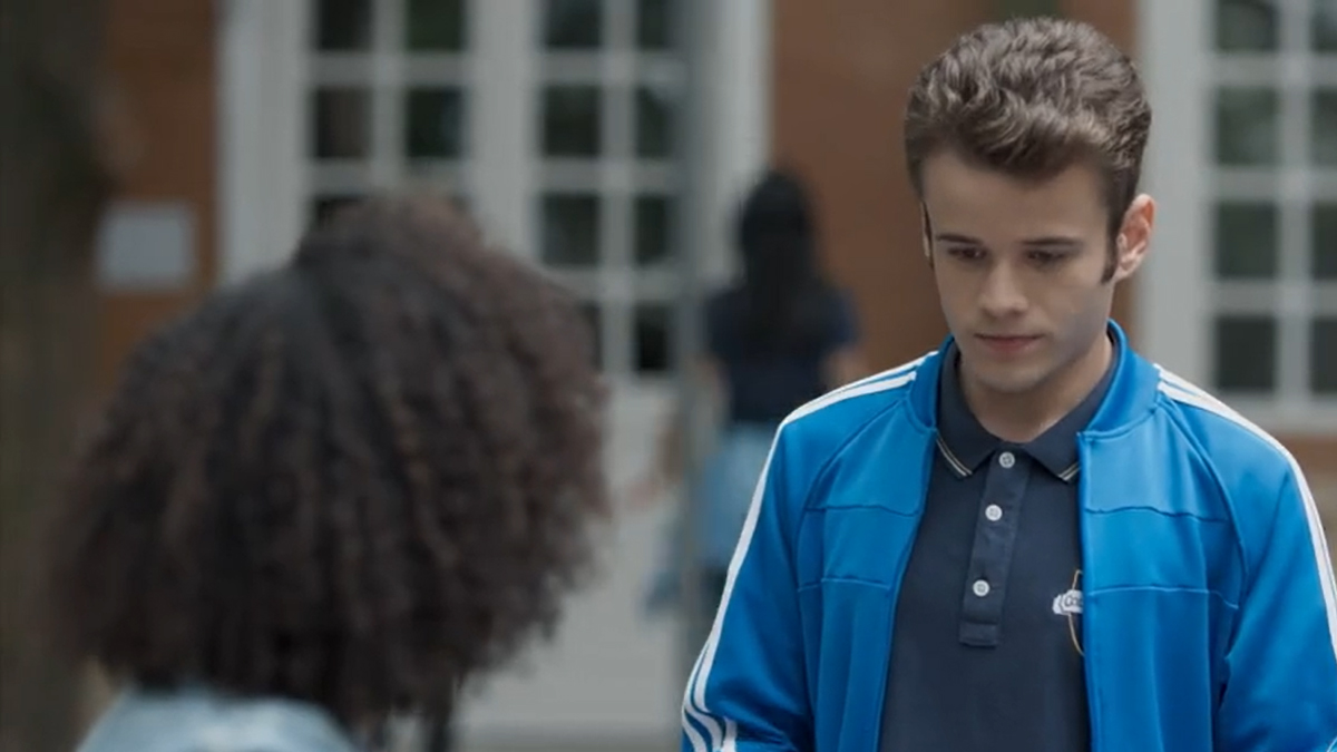 Ellen (Heslaine Vieira) e Jota (Hall Mendes) em Malhação