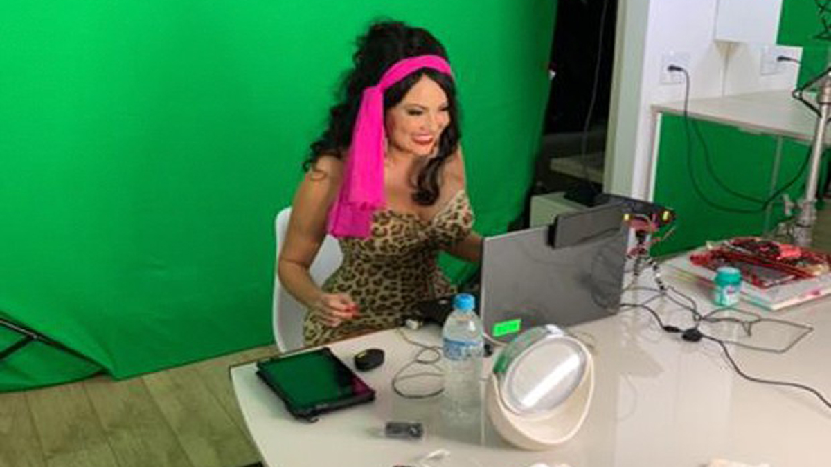Ellen Roche gravando A Escolinha do Professor Raimundo