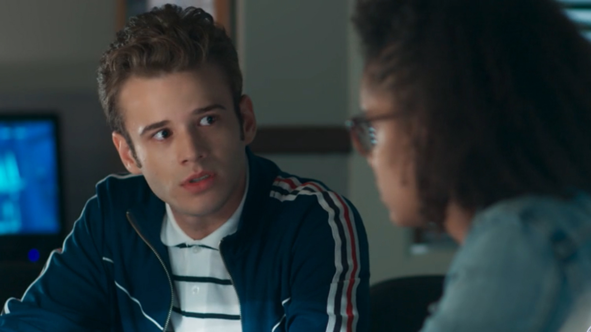 Jota (Hall Mendes) e Ellen (Heslaine Vieira) em Malhação