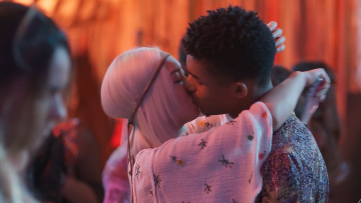 Tina (Ana Hikari) e Anderson (Juan Paiva) em Malhação