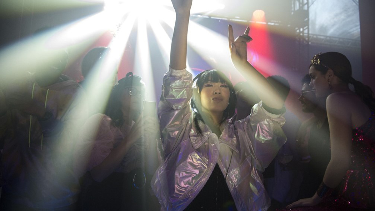 Tina (Ana Hikari) em As Five