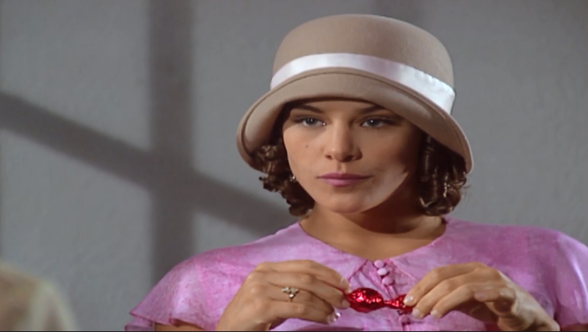 Olga cai nas garras do soldado Peixoto (Reprodução: TV Globo)