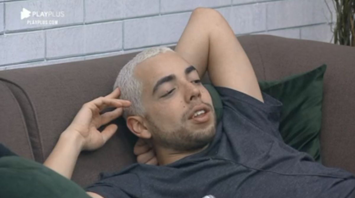Lucas Selfie teme por cama amaldiçoada após três eliminações seguidas (Reprodução: PlayPlus)