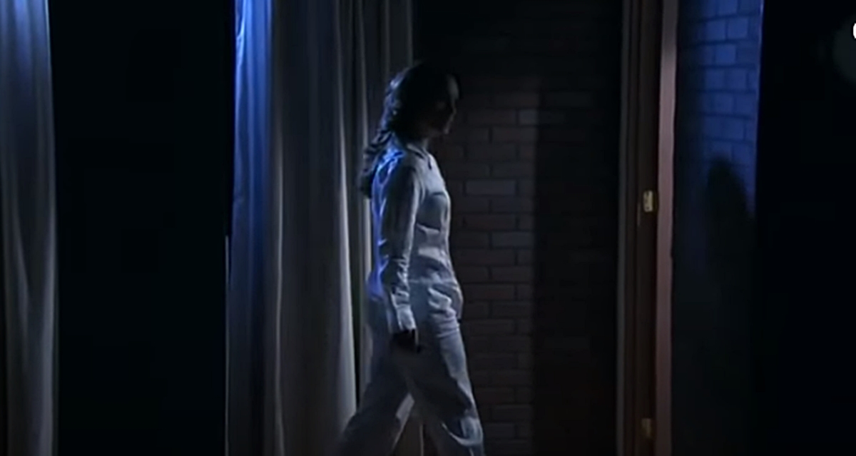 Roberta invade o quarto de Renata e rouba uma escova de cabelo (Reprodução: Televisa S.A.)