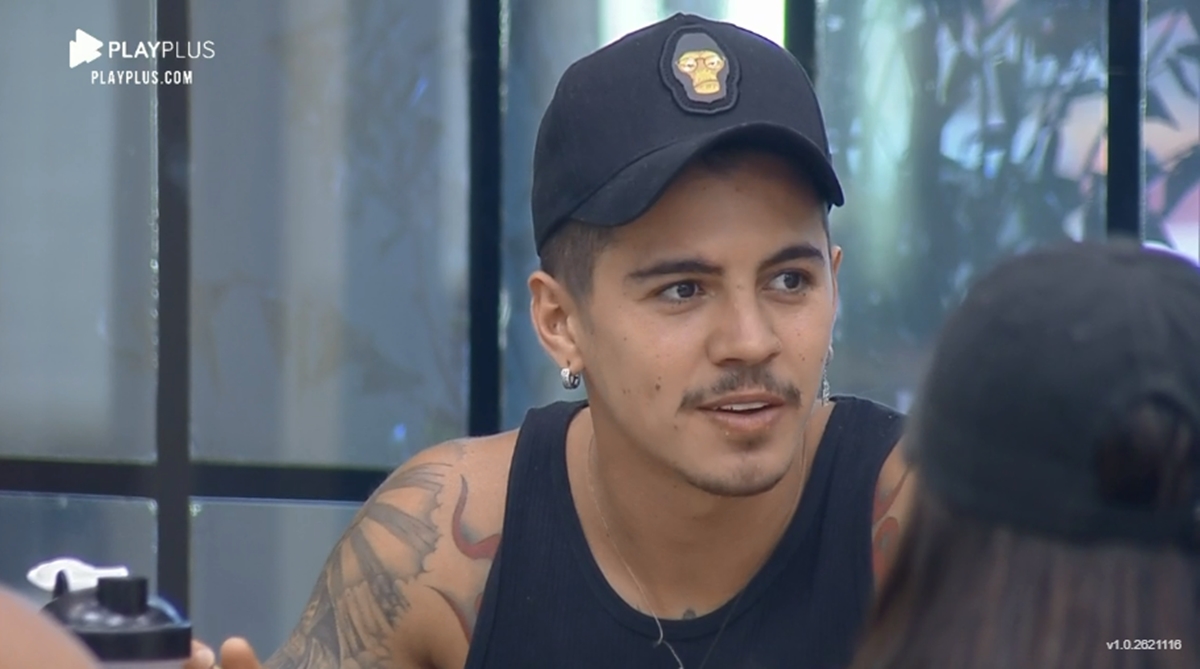 Biel entende que produção chmou atenção de Jakelyne por conversa proibida (Reprodução: PlayPlus)
