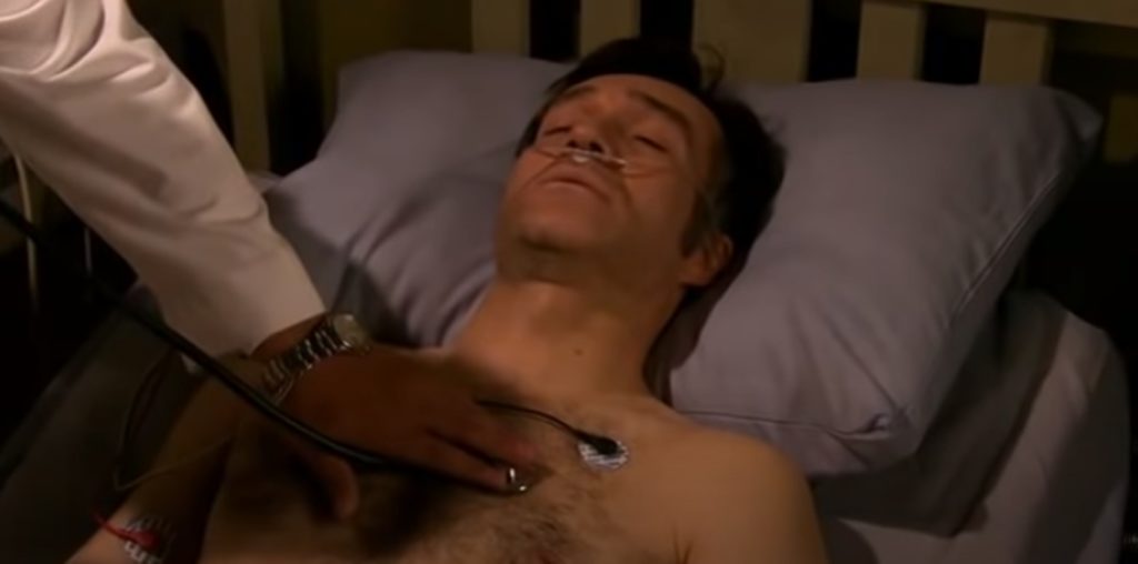Álvaro surge vivo em cama de hospital (Reprodução: Televisa S.A.)