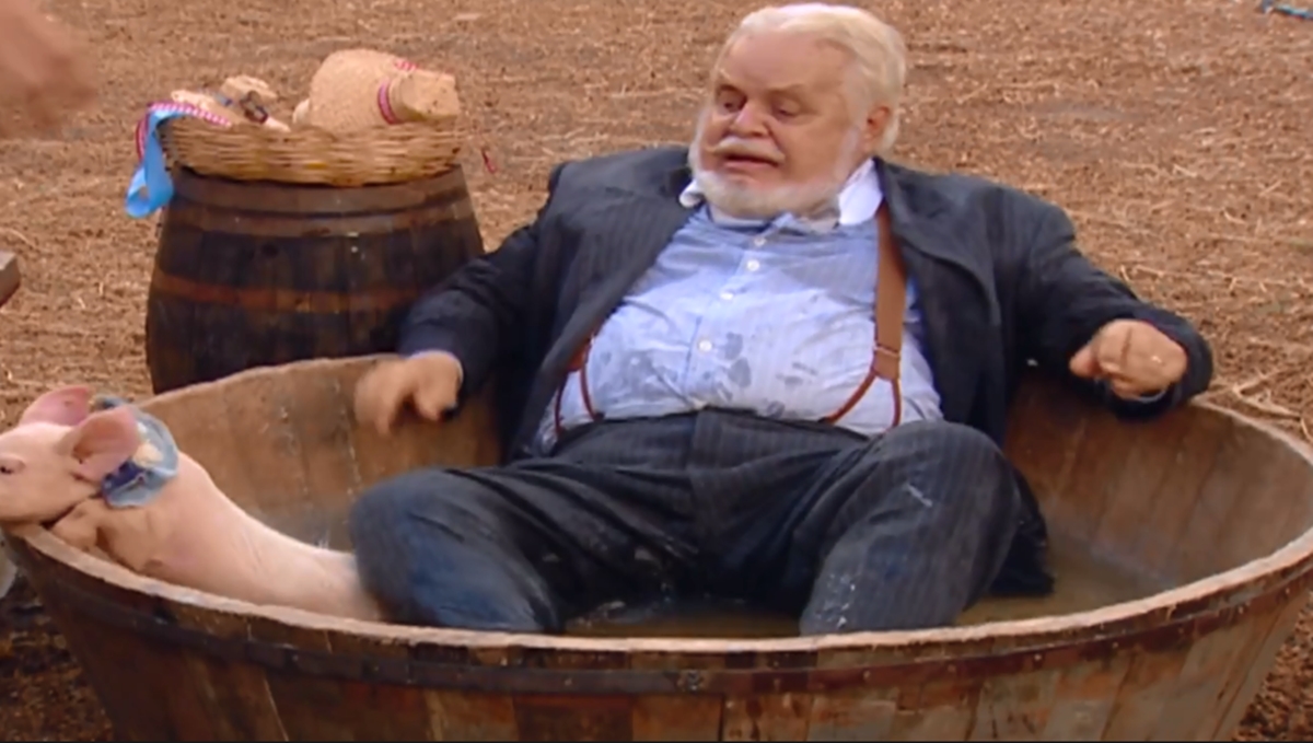 Klaus é jogado no meio dos porcos por Timóteo pós ameaçar sua família de despejo (Reprodução: TV Globo)