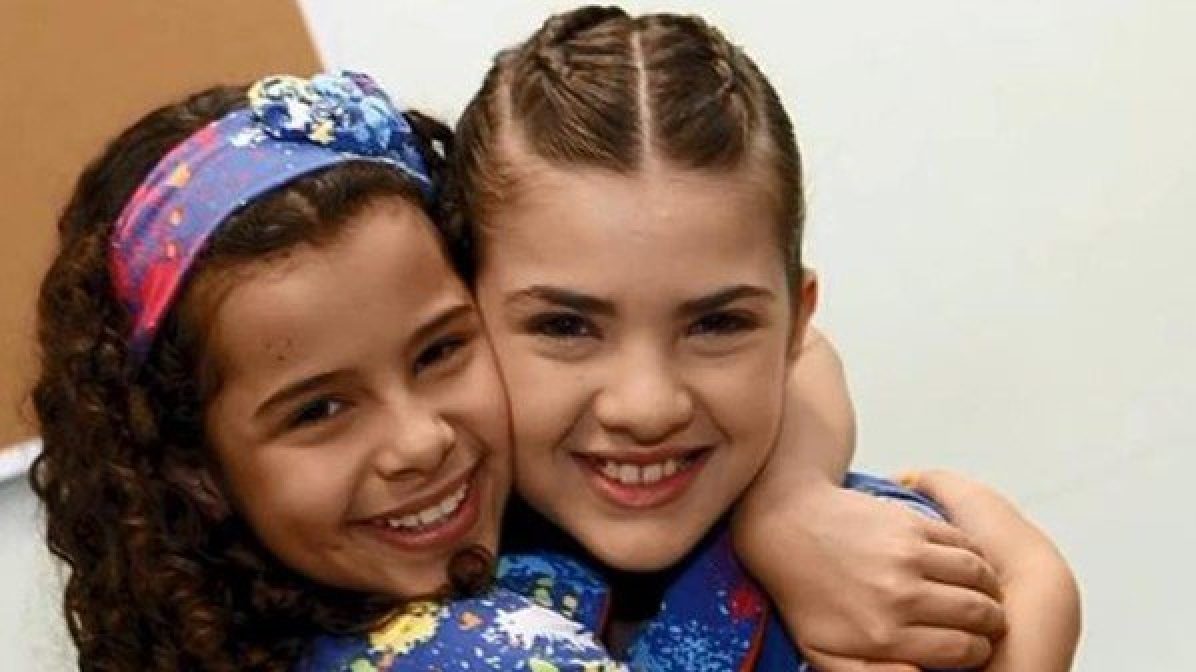 Gabriella Saraivah e Lívia Inhudes como Tati e Vivi em Chiquititas (Divulgação / SBT)