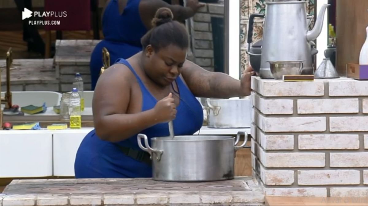Jojo Todynho tem mini-surto na cozinha e Record TV corta transmissão (Reprodução: PlayPlus)