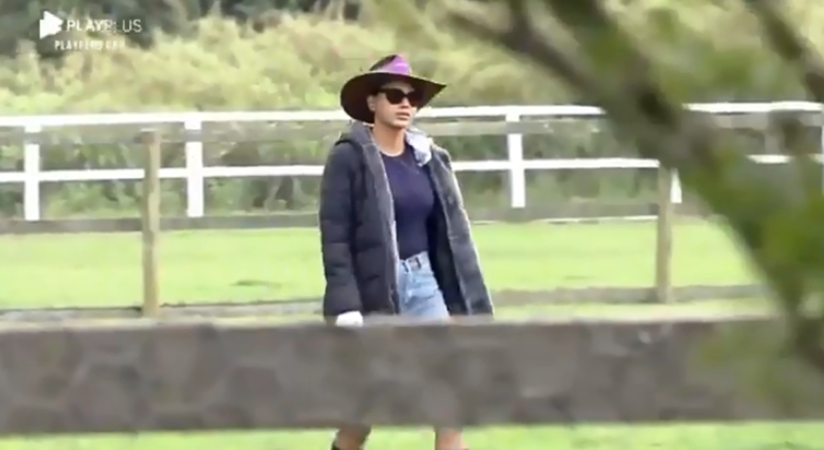 Jakelyne Oliveira observa drone na sede de A Fazenda (Reprodução: PlayPlus)