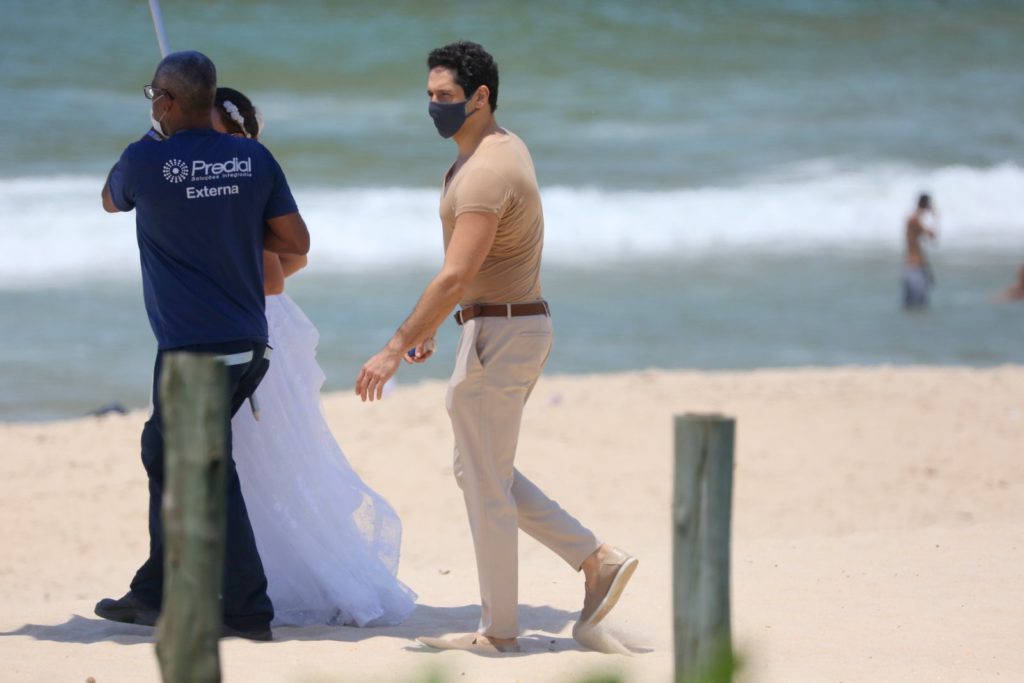 Mariana Ximenes e João Baldasserini gravando em praia no Rio de Janeiro (AgNews).