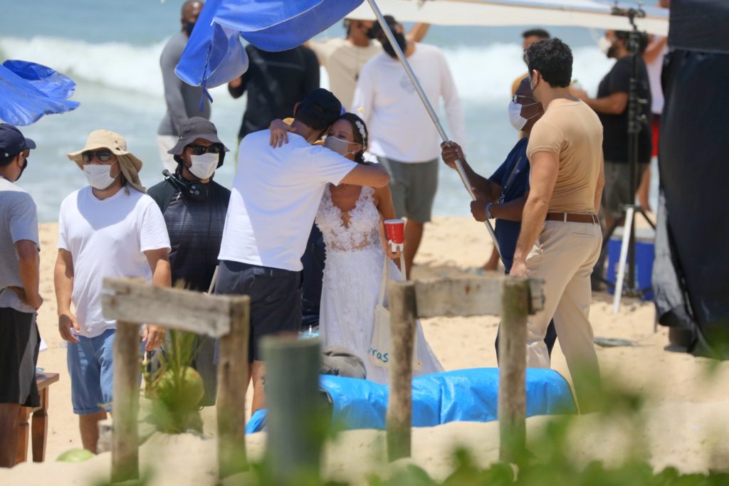 Mariana Ximenes e João Baldasserini gravando em praia no Rio de Janeiro (AgNews).