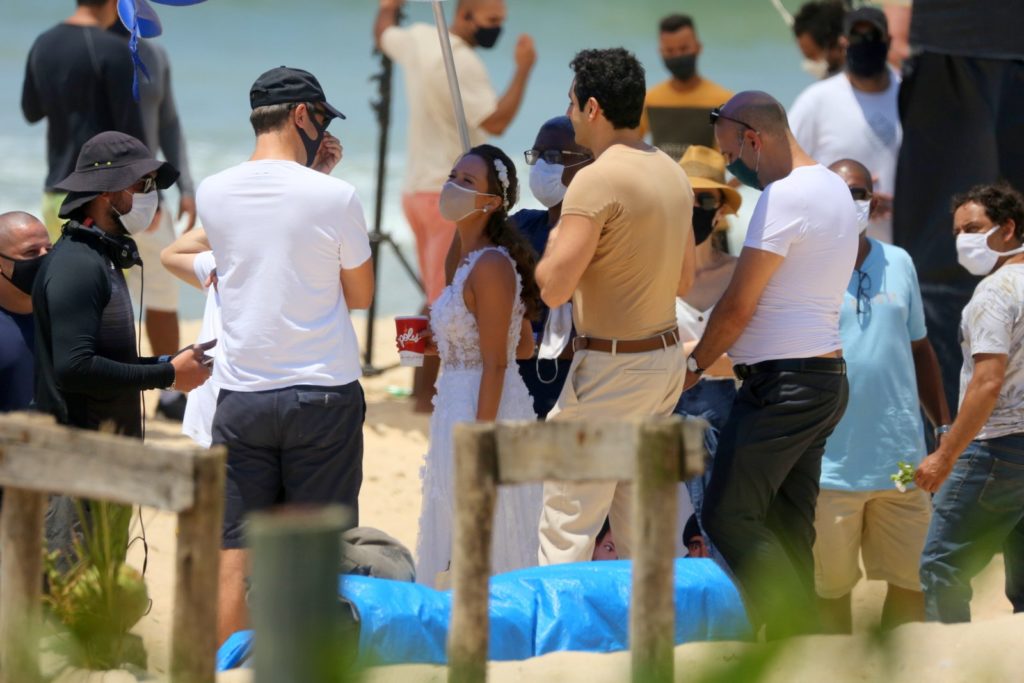 Mariana Ximenes e João Baldasserini gravando em praia no Rio de Janeiro (AgNews).