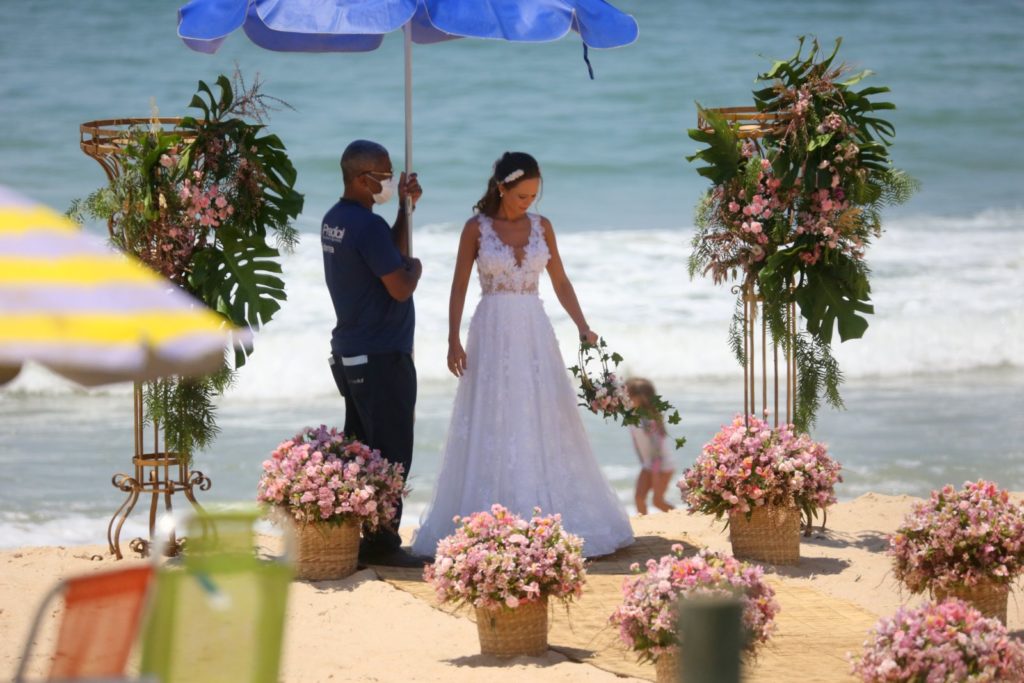 Mariana Ximenes e João Baldasserini gravando em praia no Rio de Janeiro (AgNews).