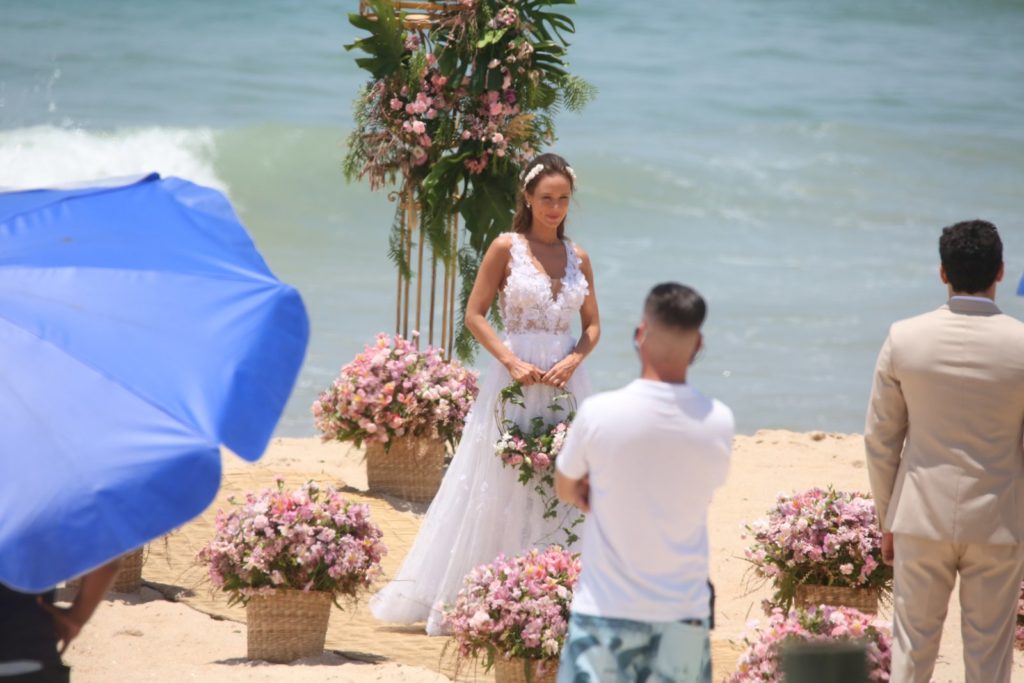 Mariana Ximenes e João Baldasserini gravando em praia no Rio de Janeiro (AgNews).