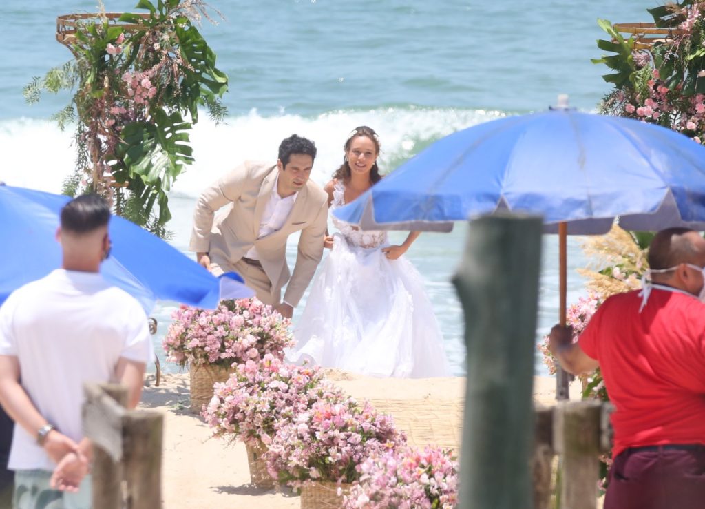 Mariana Ximenes e João Baldasserini gravando em praia no Rio de Janeiro (AgNews).