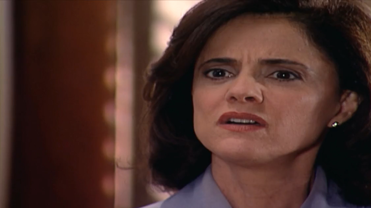 Alma (Marieta Severo) em Laços de Família