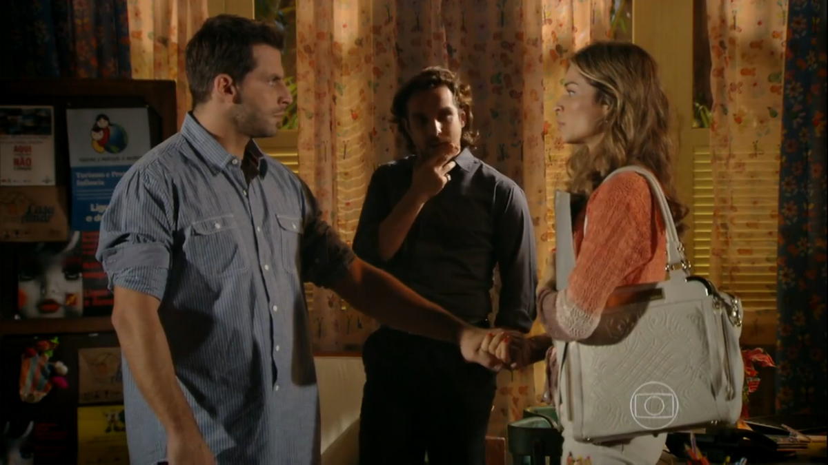 Cassiano (Henri Castelli), Ester (Grazi Massafera) e Alberto (Igor Rickli) em Flor do Caribe