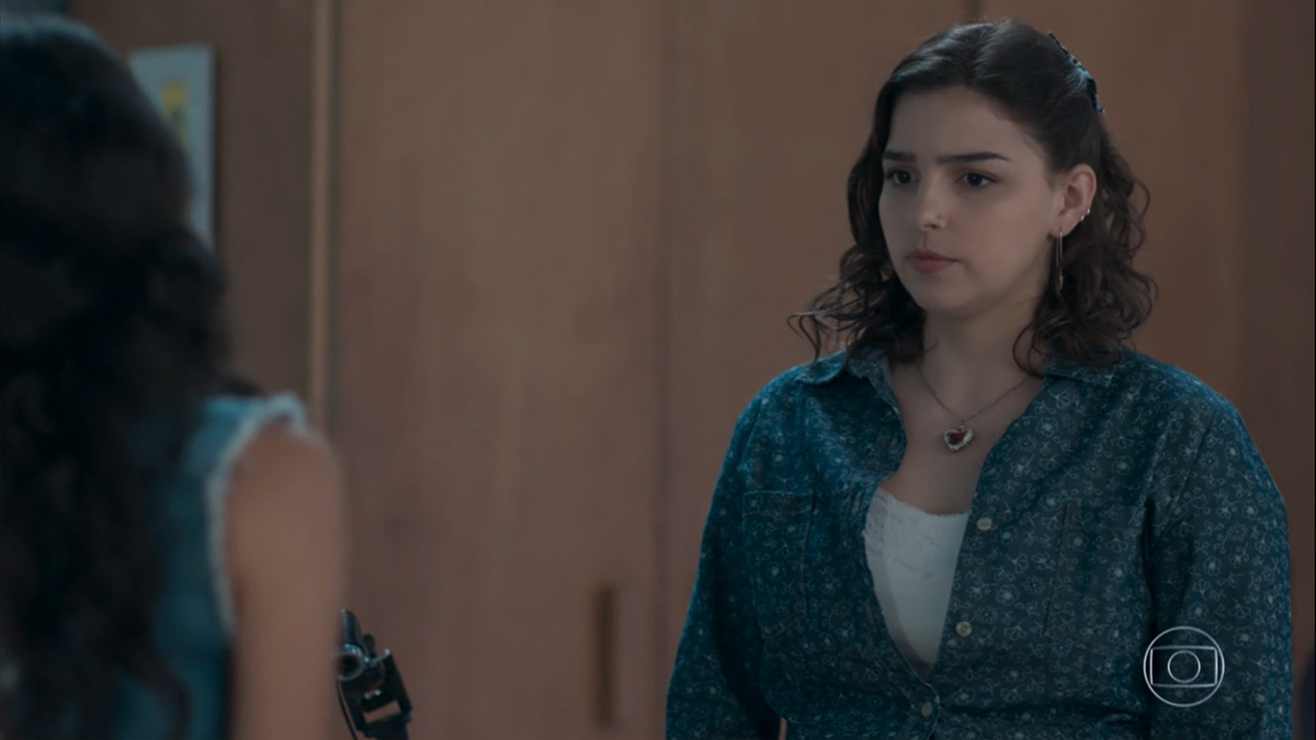 K2 (Carol Macedo) e Keyla (Gabriela Medvedovski) brigam em Malhação