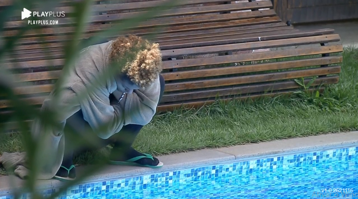 Lidi Lisboa fica pensativa à beira da piscina (Reprodução: PlayPlus)