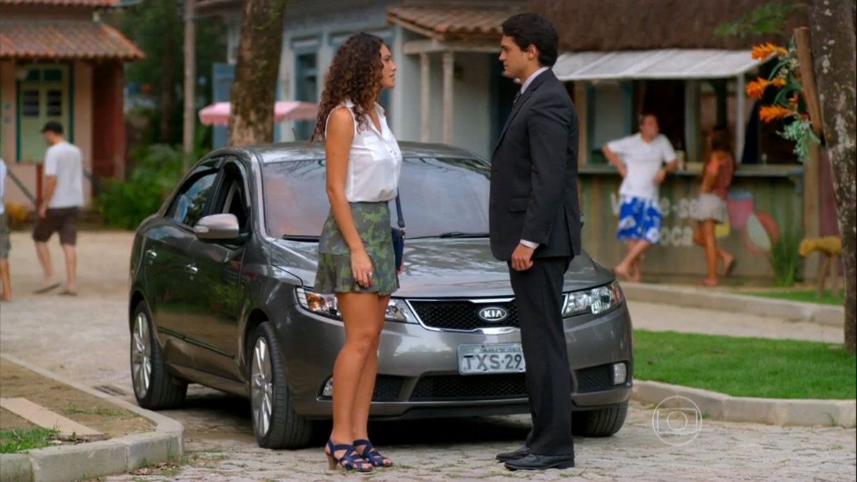 Taís (Débora Nascimento) e Hélio (Raphael Vianna) em Flor do Caribe