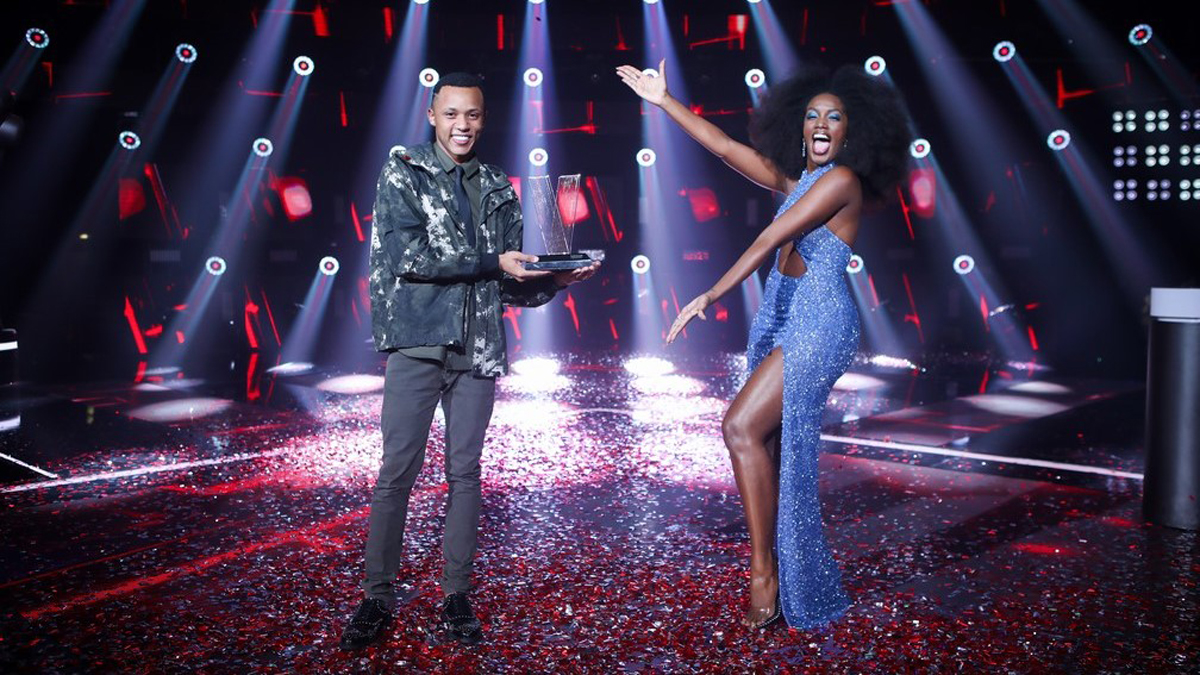 Victor Alves e Iza no The Voice Brasil