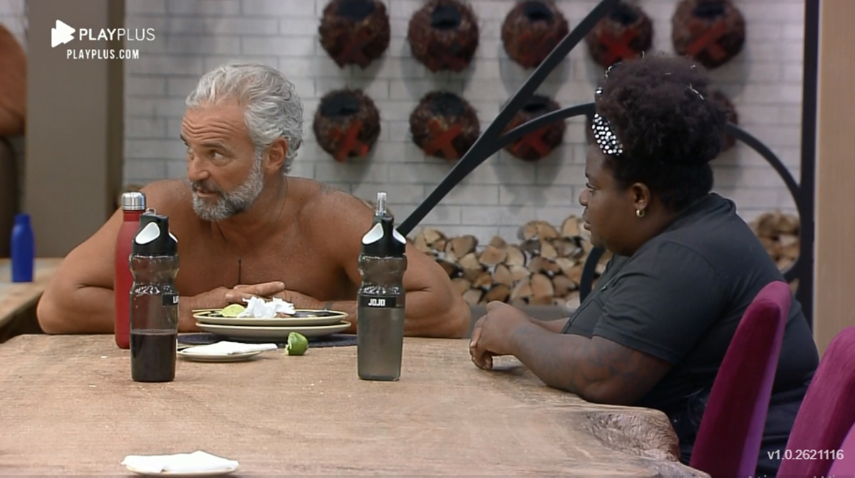 Lipe, Jojo e Mateus conversam sobre Jake durante o almoço (Reprodução: PlayPlus)