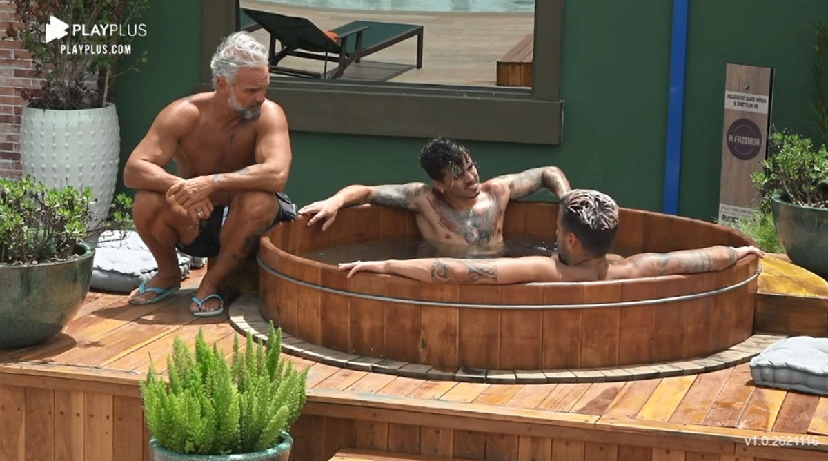 Mateus Carrieri, Lipe Ribeiro e Biel conversam na baia (Reprodução: PlayPlus)