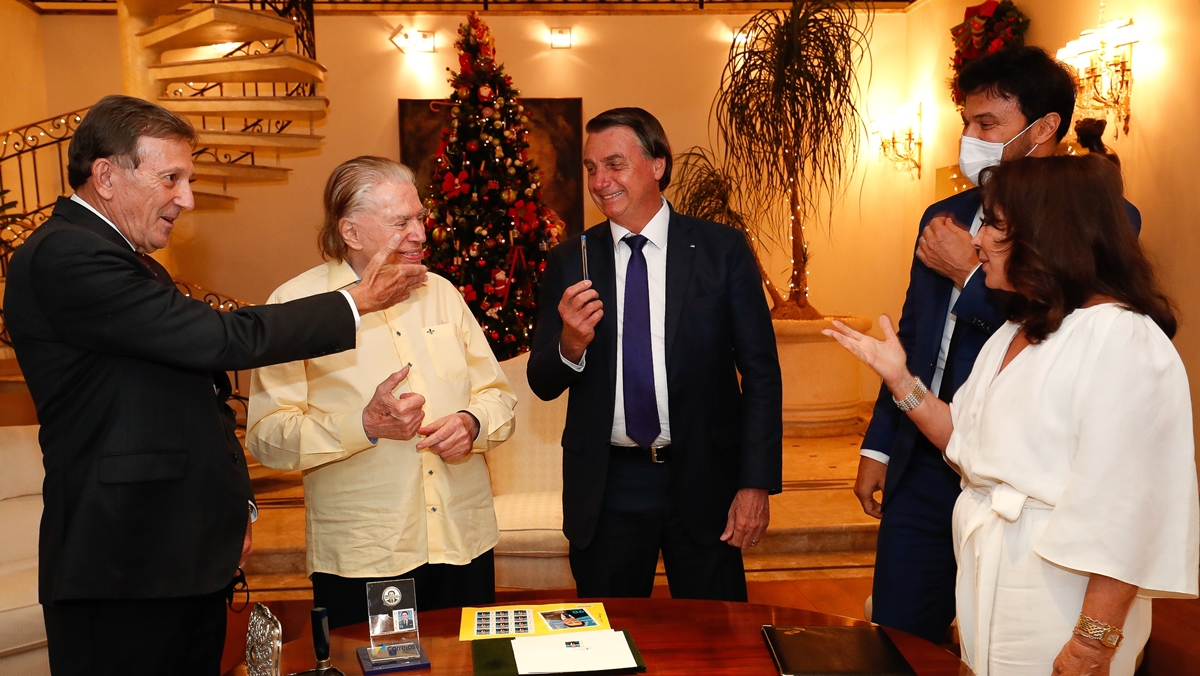 loriano Peixoto Neto, presidente dos Correios, Silvio Santos, Jair Bolsonaro, Fabio Faria e Íris Abravanel (Reprodução/Twitter @mauriciostycer)