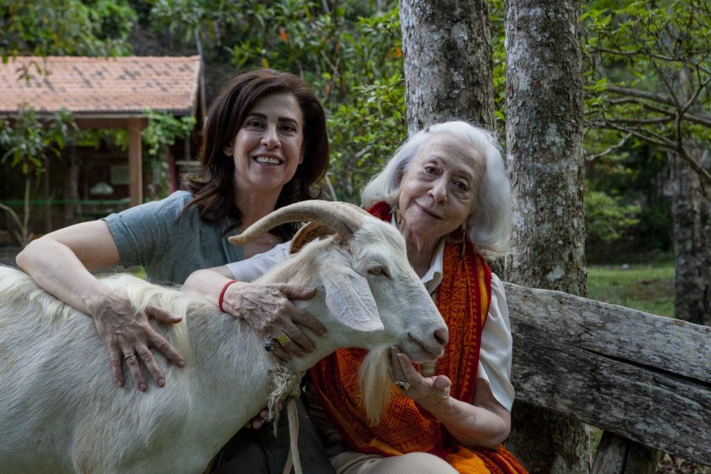 Fernanda Montenegro e Fernanda Torres com o bode