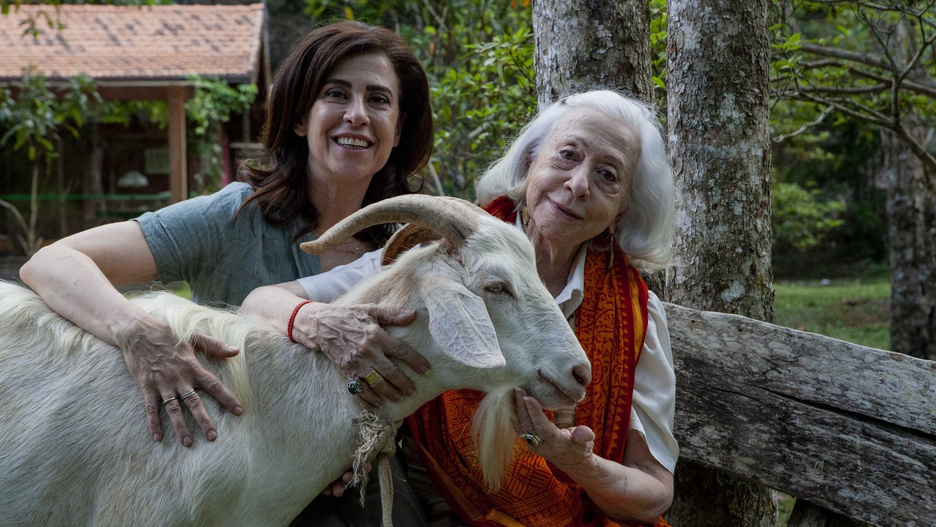 Fernanda Montenegro e Fernanda Torres com o bode