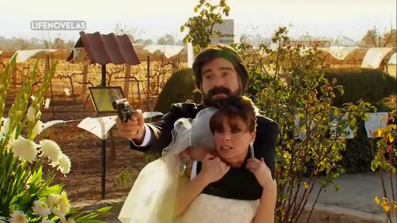 Álvaro (Odiseo Bichir) sequestra Karina (Yolanda Ventura) em Quando me Apaixono (Reprodução / YouTube)