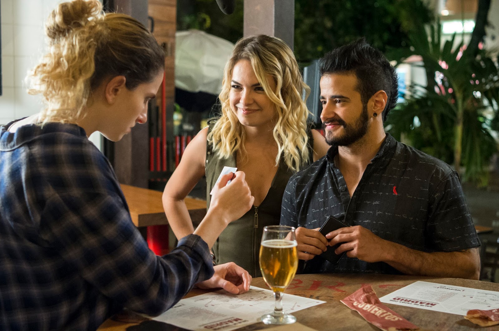 Ivana (Carol Duarte), Anita (Lua Blanco) e Tereza (Tarso Brant), em A Força do Querer