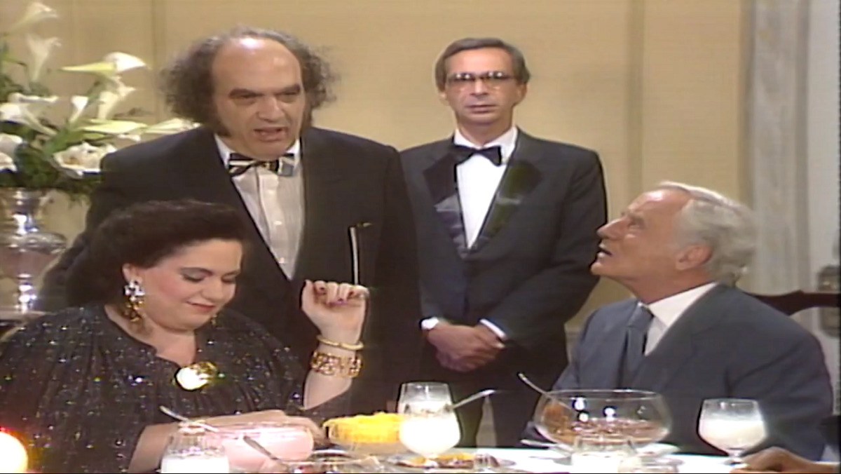 Lalume (Marilena Cury), Totó (Antonio Abujamra), Ariovaldo (Marco Miranda) e Aparício (Paulo Autran) em Sassaricando