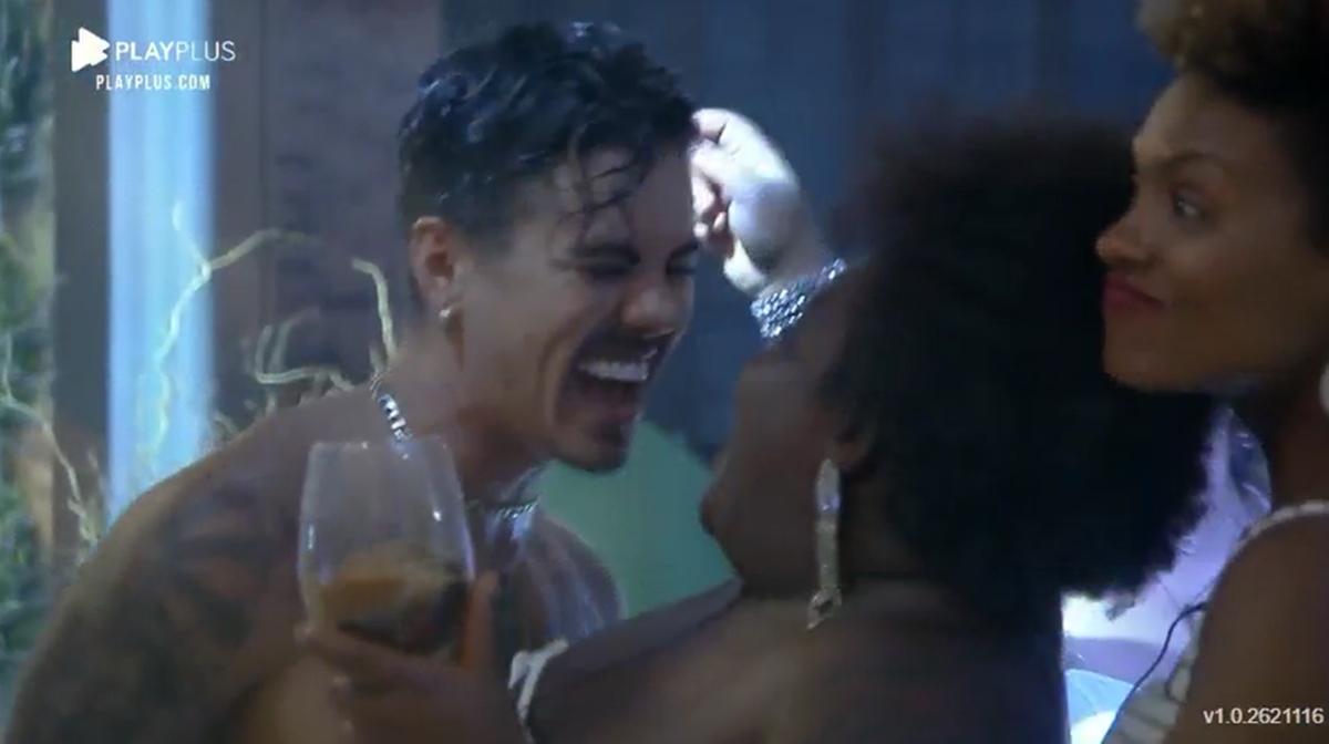 Biel e Jojo se divertem juntos em festa (Reprodução: PlayPlus)