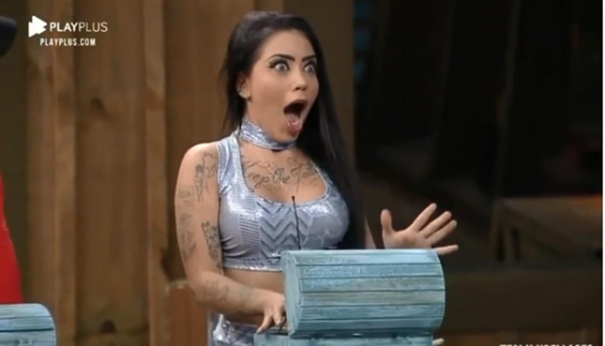 Mirella vibra ao ganhar $10 mil reais na primeira dinâmica do programa (Reprodução: PlayPlus)