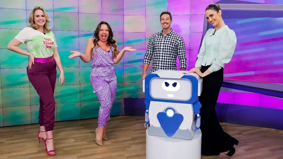 Ana Paula Renault, Flor Fernandez, Gabriel Cartolano e Chris Flores apresentam o Triturando, no SBT (Reprodução: Instagram)