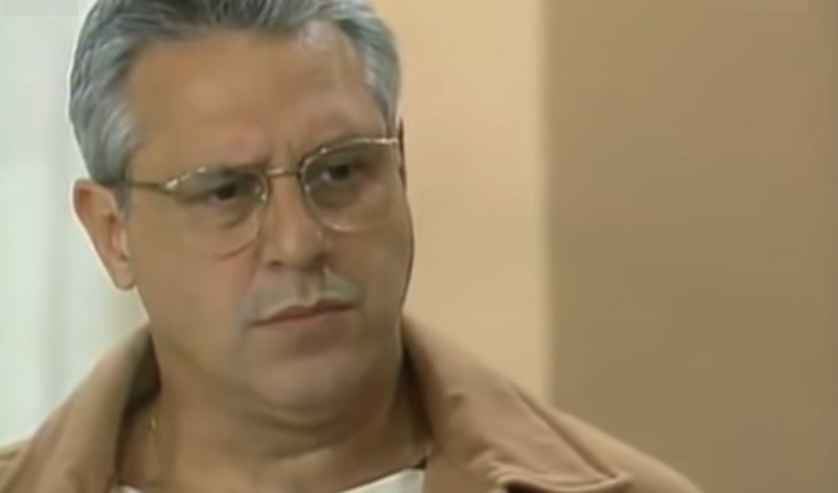 Otávio mergulha em livros espíritas (Reprodução: Globo)