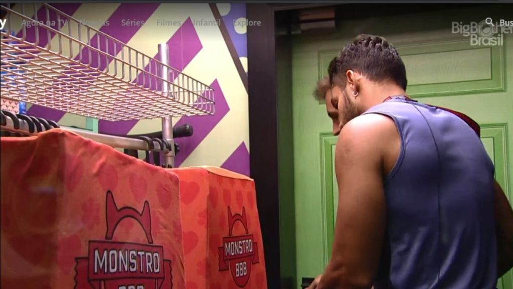 Arthur e Bio recebendo o monstro no BBB 21