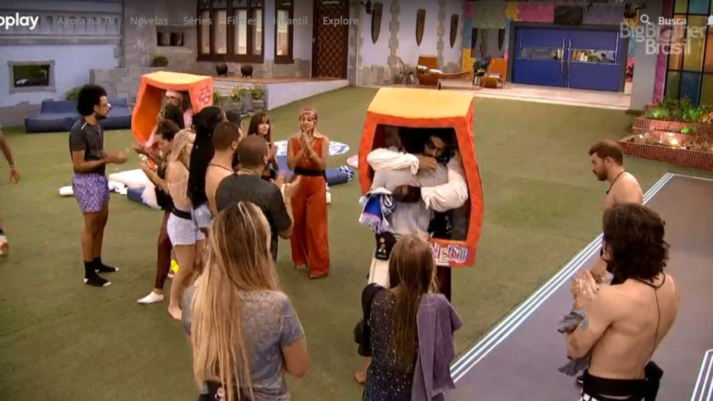 Arcrebiano abraça Rodolffo no BBB 21