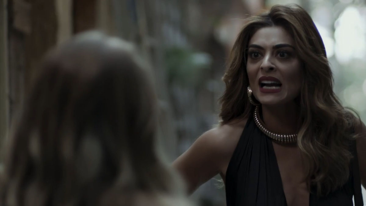 Carine (Carla Diaz) e Bibi (Juliana Paes) em A Força do Querer
