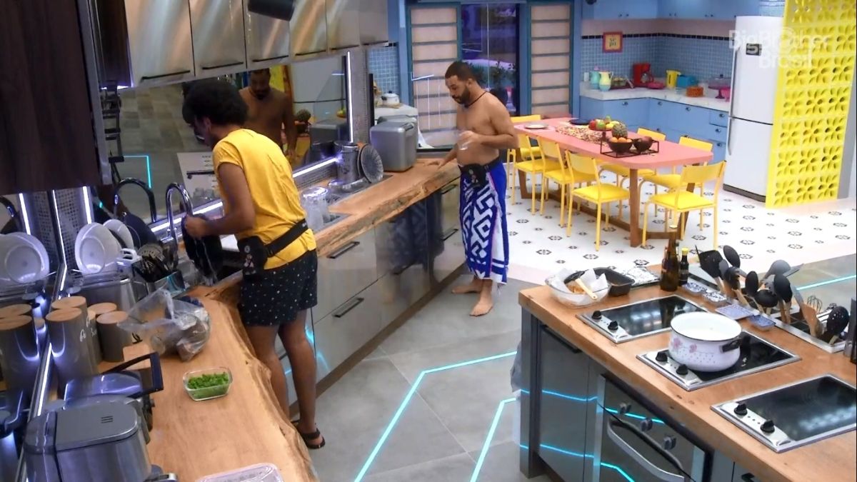 João Luiz e Gilberto na cozinha do BBB 21