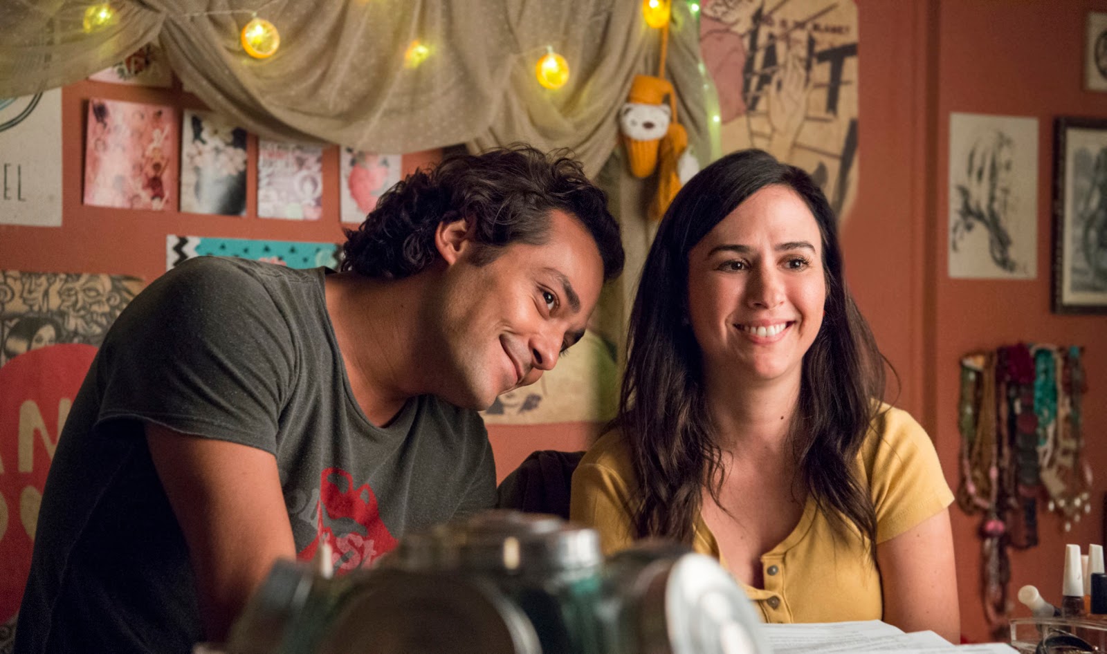 Rita (Tatá Werneck) e Enzo (Eduardo Sterblitch) em Shippados